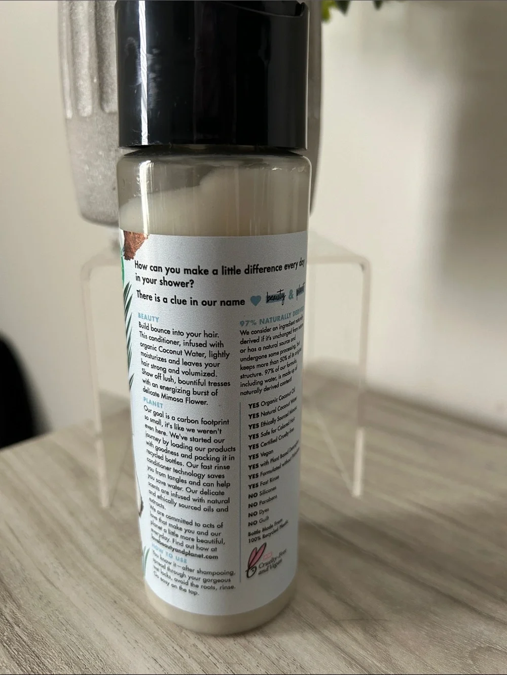 Beauty & Planet Coconut Water & Mimosa Flower Conditioner - White